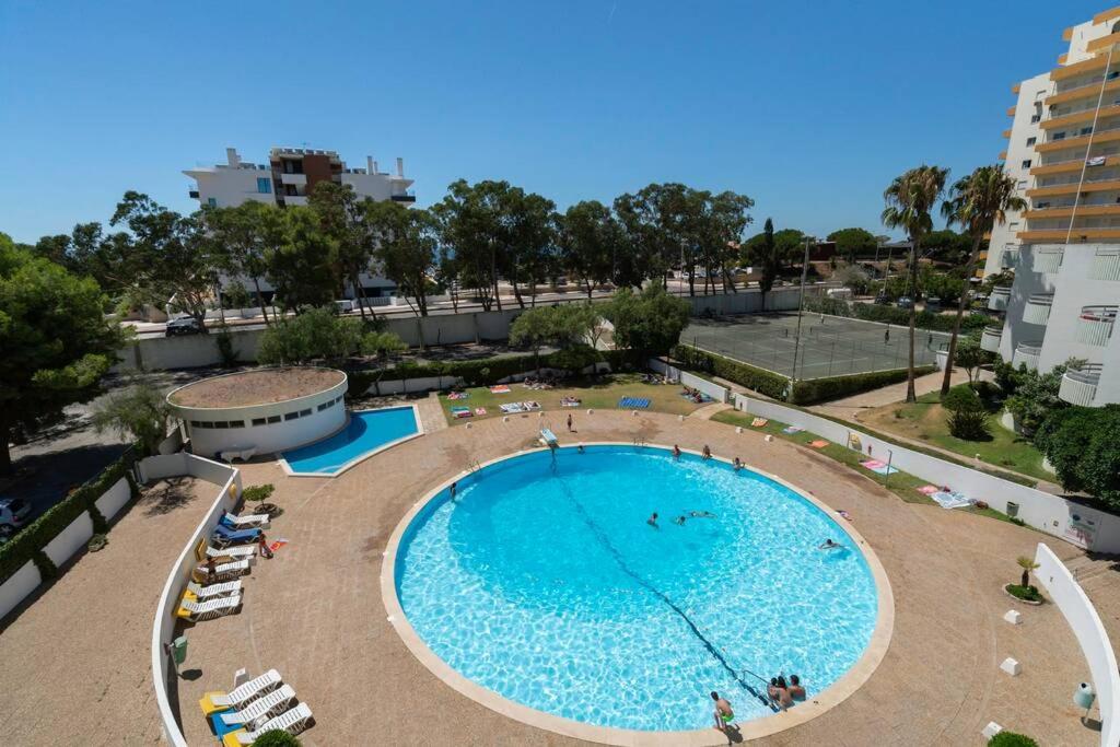 Apartamento em frente à praia com piscina e ténis Portimão Esterno foto