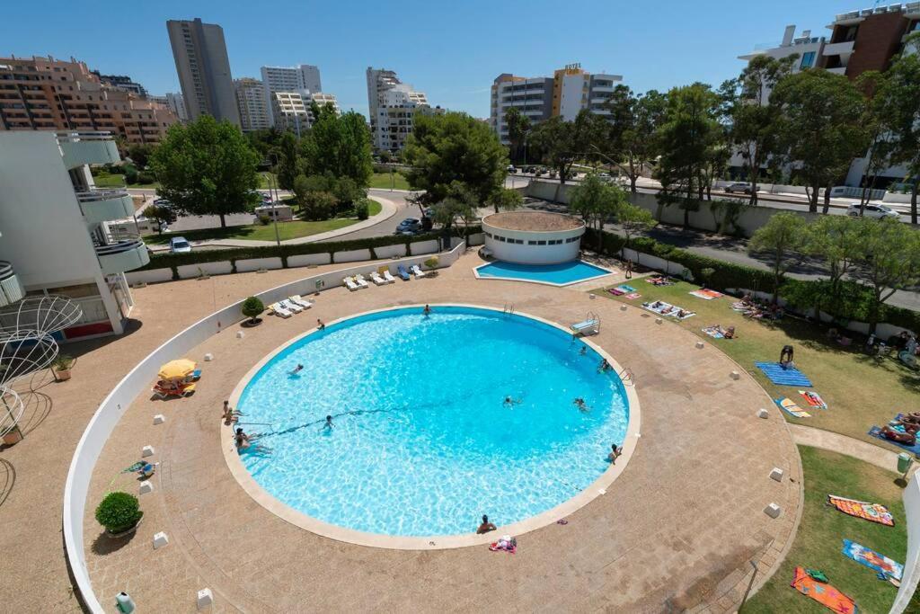 Apartamento em frente à praia com piscina e ténis Portimão Esterno foto